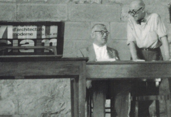 Scan 14 Cornelis van Eesteren en Le Corbusier tijdens de viering van de 7e CIAM in Bergamao 1947